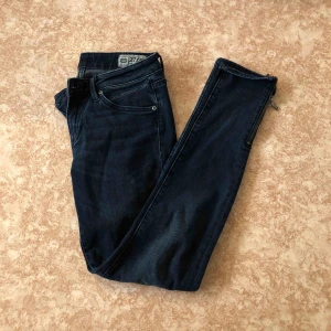  - Blåa jeans storlek 27/30 med dragkedja nere på benen! Använt ett fåtal gånger. 