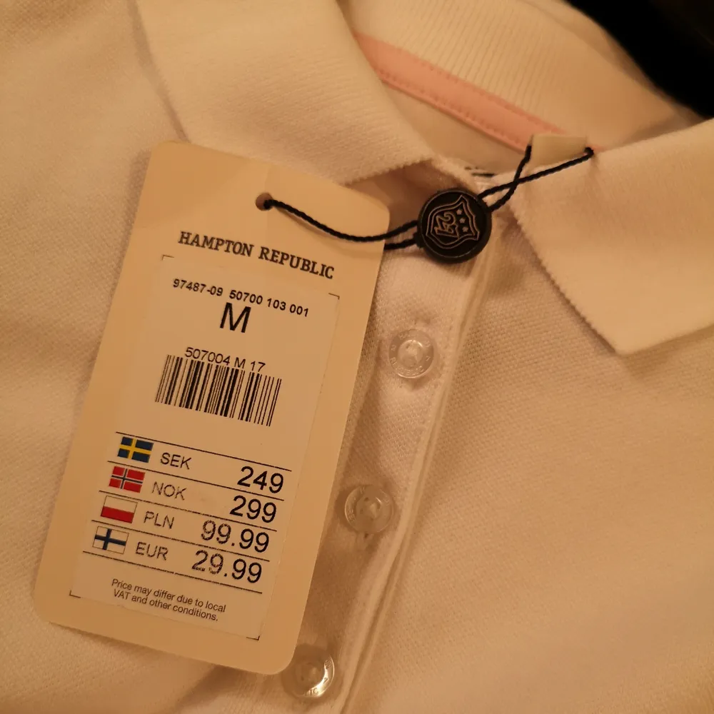 Helt oanvänd vit piké-t-shirt, bra snygg men tyvärr ej min stil så hoppas den kan komma till användning hos någon annan! Ord. Pris 249 kr som ni ser på bild nr två! Fynda :)) . Jeans & Byxor.