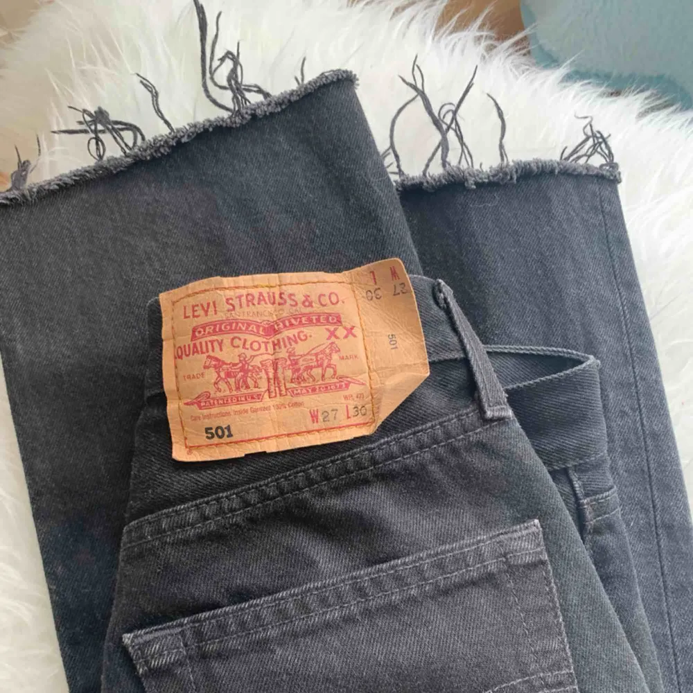 Vintage Levi’s 501 köpta från Asos Marketplace. Mellanhög midja och storlek W27 L30 men skulle säga att de passar bra på en XS. I gott skick, frakt 60 kr tillkommer.. Jeans & Byxor.