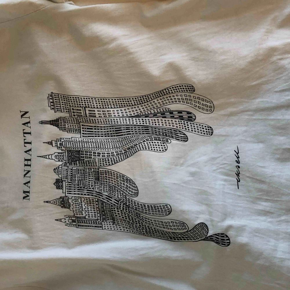Jättesnygg tröja med Manhattan tryck! Passar M men skulle även vara jättesnygg som oversize på XS eller S, frakt på 40kr tillkommer💕. T-shirts.
