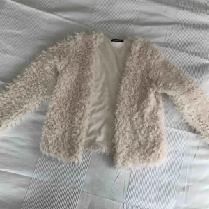  - Säljer mysigaste koftan som kommer värma hur gott som helst under vintern! 🐻💕