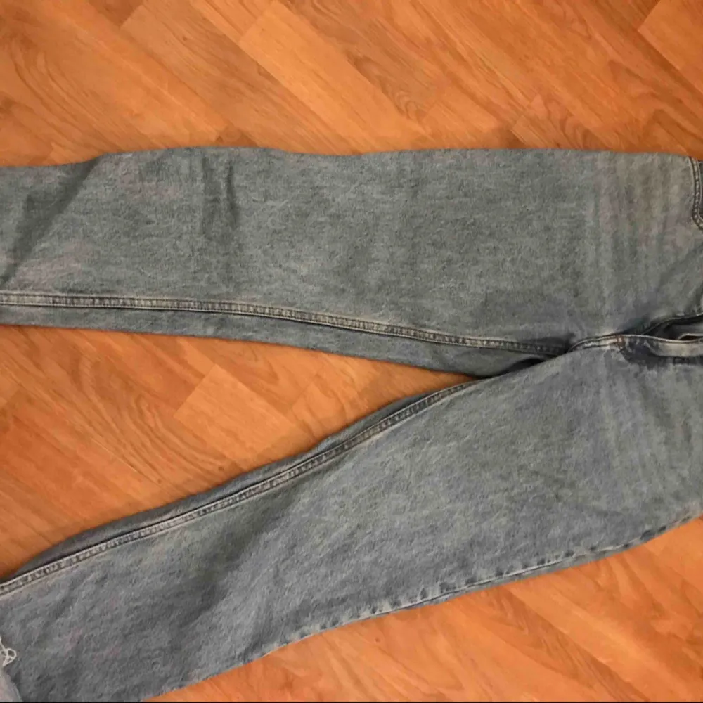 Snygga lite vintage jeans från Monki i fint skick. Endast använda några få gånger.  Tar endast swish eller kontanter.  Skickar helst inte men kan mötas/avhämtning.. Jeans & Byxor.