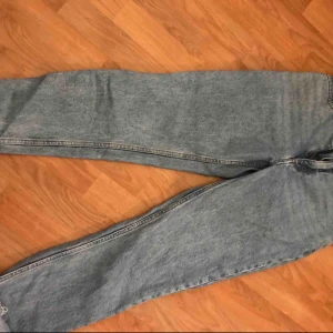 - Snygga lite vintage jeans från Monki i fint skick. Endast använda några få gånger.  Tar endast swish eller kontanter.  Skickar helst inte men kan mötas/avhämtning.