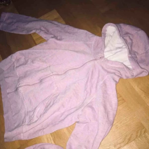  - Ljuslila hoodie/kofta Storlek: M men passar S också Nytt skick Super mysig!💫