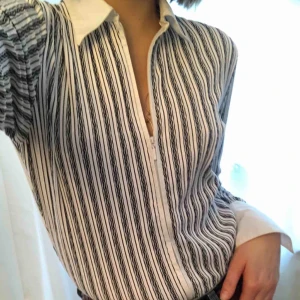  - Skjorta med dragkedja, mönstrad i vitt och marinblått. Stlk. S-L, mycket stretchigt material så passform skiljer sig (jag har S i kläder vanligtvis). Köparen står för frakt, kan även mötas upp!