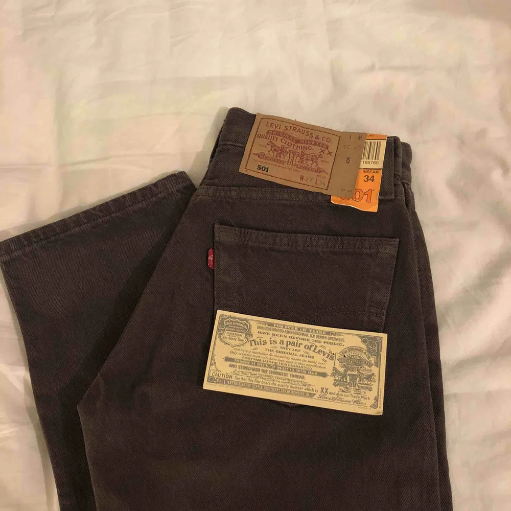 Ett par jättesnygga bruna Levi’s jeans i modellen 501. Köpta här på plick och bara provade en gång men måste sälja för de är för små för mig :(. Jeans & Byxor.