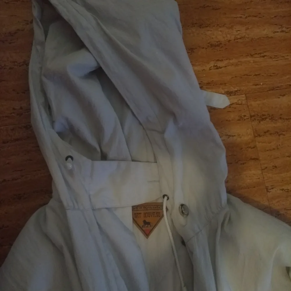 Najs vintage vitgrå jacka i använt skick! Lång, räcker ner till anklarna på en på ca 170 cm  . Jackor.
