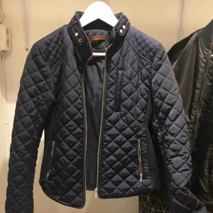  - Jacka från Zara med gulddetaljer, använd väldigt få gånger så i väldigt bra skick!