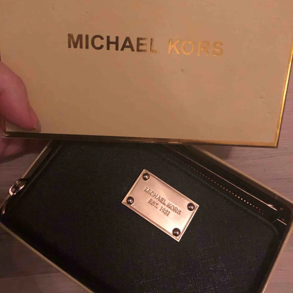 En knappt använd Michael Kors plånbok, med tillhörande ask för att visa äkthet. Jättefin och bra fack! Säljes pga använder inte . Accessoarer.