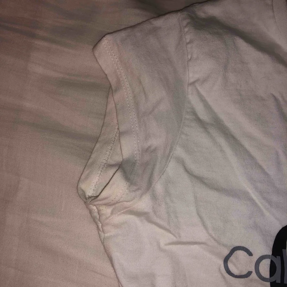 Säljer en fake Calvin Klein t-shirt. Den är kort om armarna och kan sitta tajt på en. Köptes i Grekland för nån vecka sen och inte använt så mycket alls! Tror heller inte någon märker att den är fake. Tvättas och stryks innan skick!❤️Gratis frakt. T-shirts.