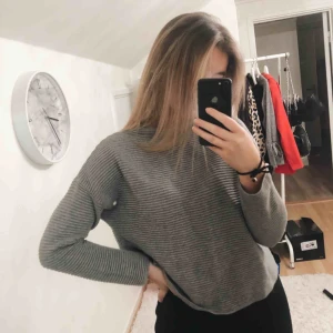  - Grå tröja ifrån H&M storlek small, Använt en gång, skönt och tjockt material  Köparen står för frakten