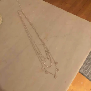  - Oanvänt treradigt halsband i silver från h&m. Betalas med swish, 10kr +frakt (7kr). 