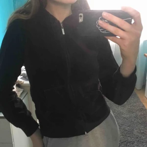 Kofta velour Cubus - Svart velourkofta från Cubus i storlek 158/164 vilket motsvarar typ XS. Ganska urtvättad. Nypris 200