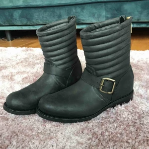  - Stövlar från Primeboots. Finns i Stockholm. Säljes pga för små för mig :(