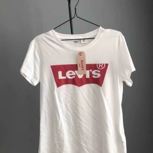  - Helt ny och oanvänd Levi’s t-shirt! Förutom att jag varit för lat att stryka den så är den i perfekt skick! 👌🏻 Frakt: 35kr eller mötas upp i Stockholm