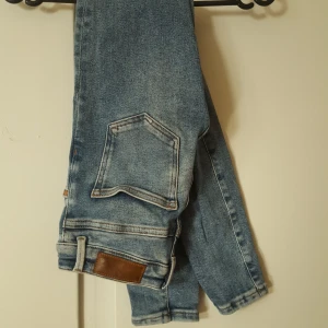  - Blå Jeans från Bikbok. Betalning via swish. Köparen står för frakten. 