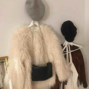  - Fin vit pälsjacka från hm i storlek S, men skulle säga att den även passar XS. Frakt tillkommer <3 (Inte äkta päls!!)