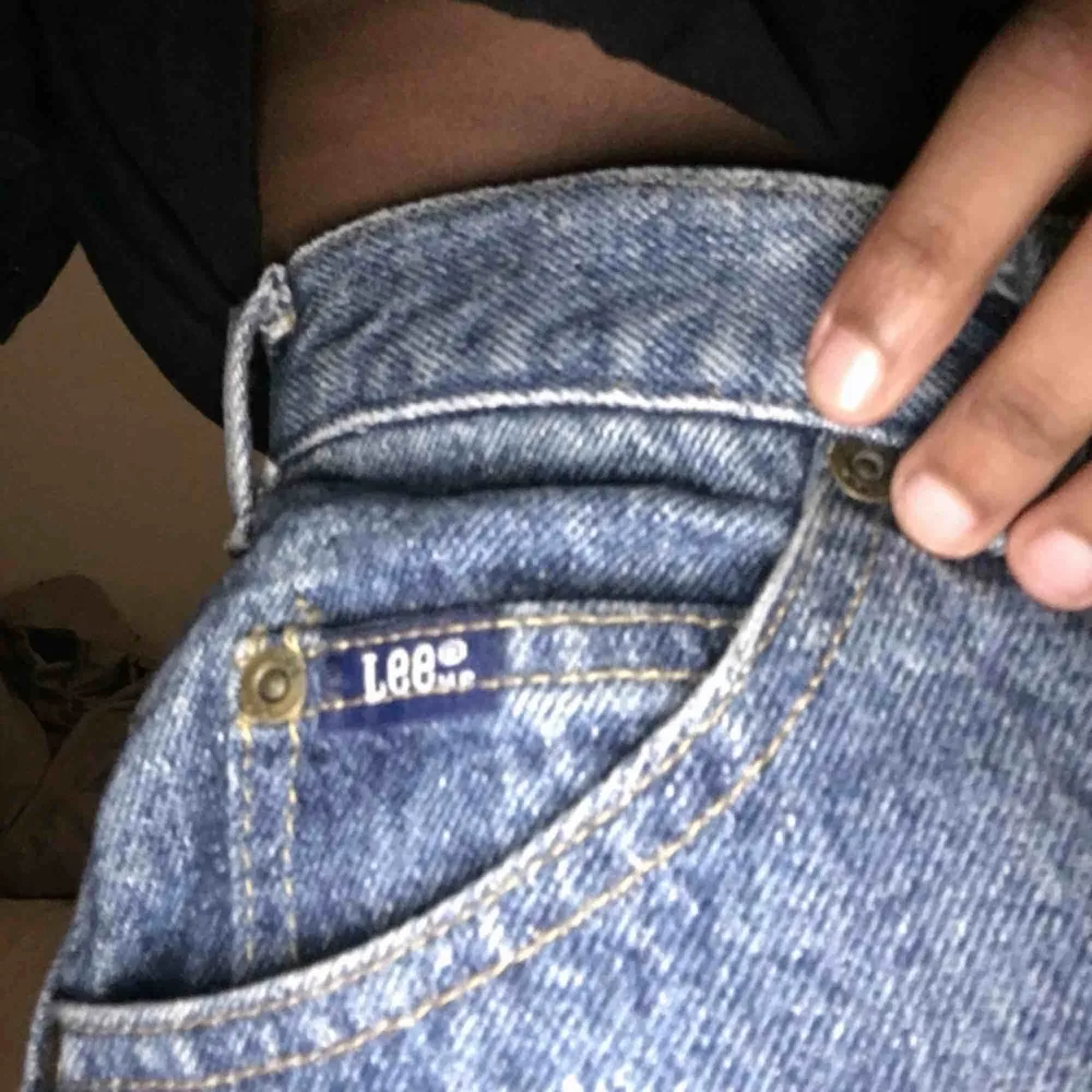 loosefit jeans från Lee köpta på beyond retro.  frakt: 60kr. Jeans & Byxor.