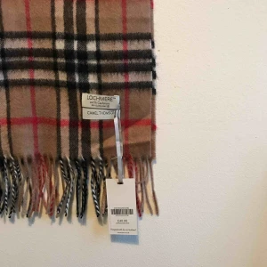  - Helt oanvänd 100% cashmirhalsduk 30 cm bred 150 cm lång Nypris: 459:-