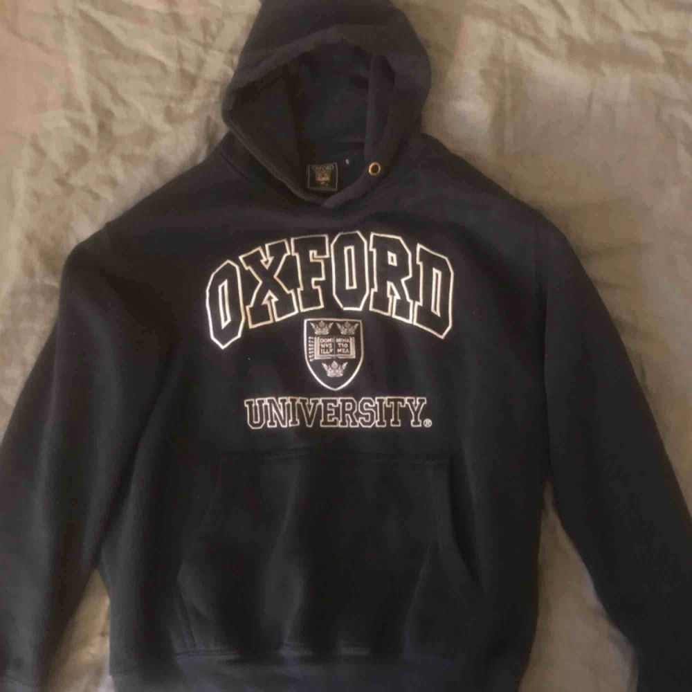 Mörkblå Oxford hoddie köpt i London . Huvtröjor & Träningströjor.