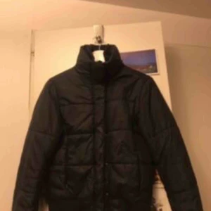  - Svart dunjacka, bra skick 99kr