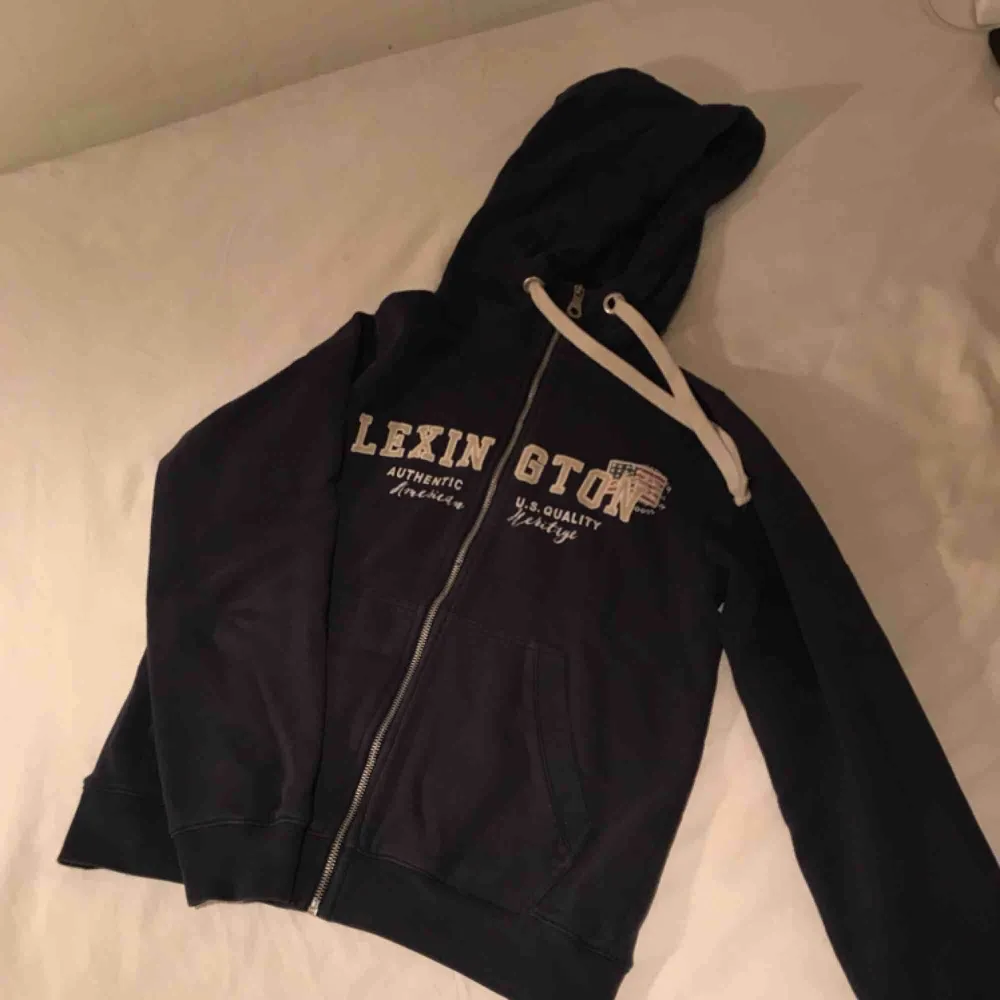 Jättefin hoodie från Lexington, flitigt använd men i fint skick och köpt för 1499kr!🌸 priset är inklusive frakt, betalning via swish!☺️. Hoodies.