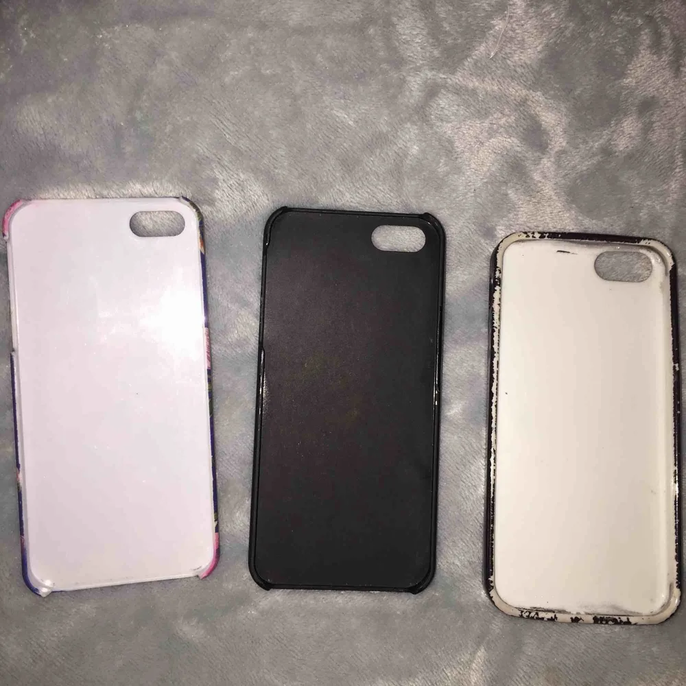 Tre skal för iPhone 5/5s, alla är i fint skick och de tvättas såklart noga innan de postas. 1 skal kostar 10kr + frakt ❤️. Accessoarer.