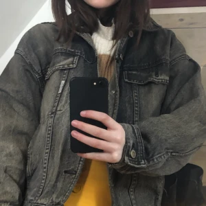  - Oversized Dobberjeansjacka. Fråga om du vill ha fler bilder! Pris exklusive frakt