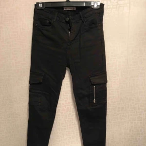 - Jätte dina jeans från Pull&Bear  Säljer på grund av dom är för stora för mig Använda bara fåtal gånger så byxorna är i jätte bra skick