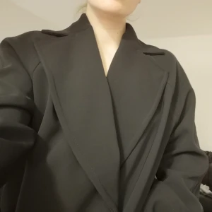  - Jacka från H&M. 93% polyester, 7% elastan. Ej SÅ varm, passar bra till våren typ men funkar också bra på hösten med en tröja/hoodie under tycker jag! 