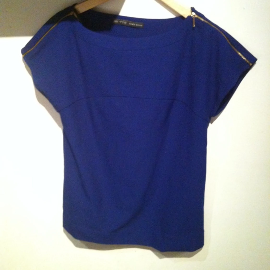 Stilren topp från zara med guldkedjor på sidorna, använd 1 gång - 1396552513