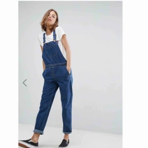  - Hängselbyxor i jeans från asos, storlek uk 12. Skulle säga 38!