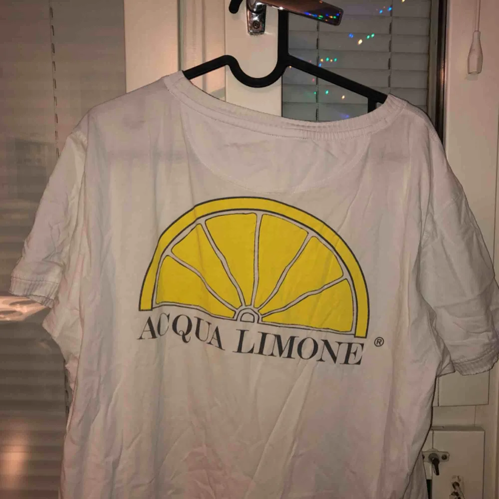 acqua limone t-shirt, vit. väldigt snyggt fadead. finns i gbg eller kan skickas:). T-shirts.