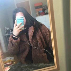  - Helt ny med prislapparna kvar och kvitto Denna kostar 700kr i ordinariepris  På Monkis hemsida heter den "oversized faux shearling coat" i färgen Kaki brown. Stor i storleken.  Väldigt populär jacka och det finns massa bilder på hemsidan!   