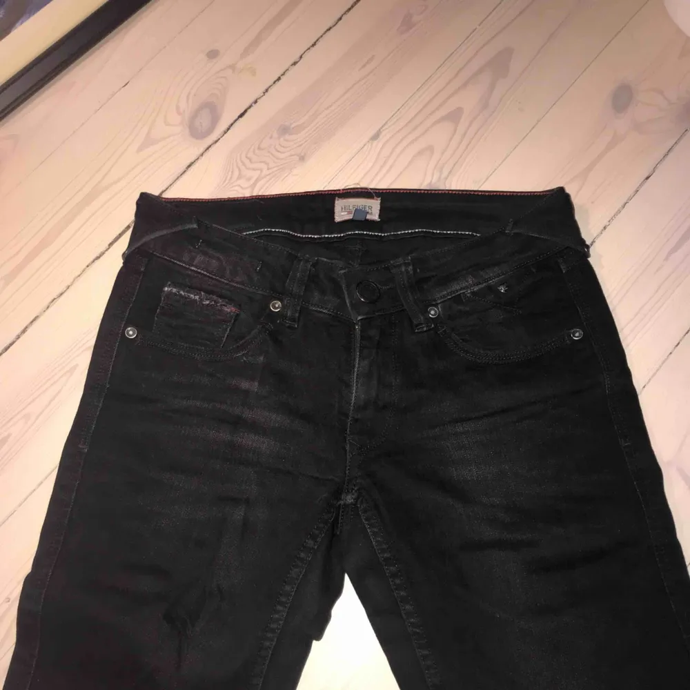 Svarta jeans från Tommy hilfiger, mycket sparsamt använda. Jeans & Byxor.