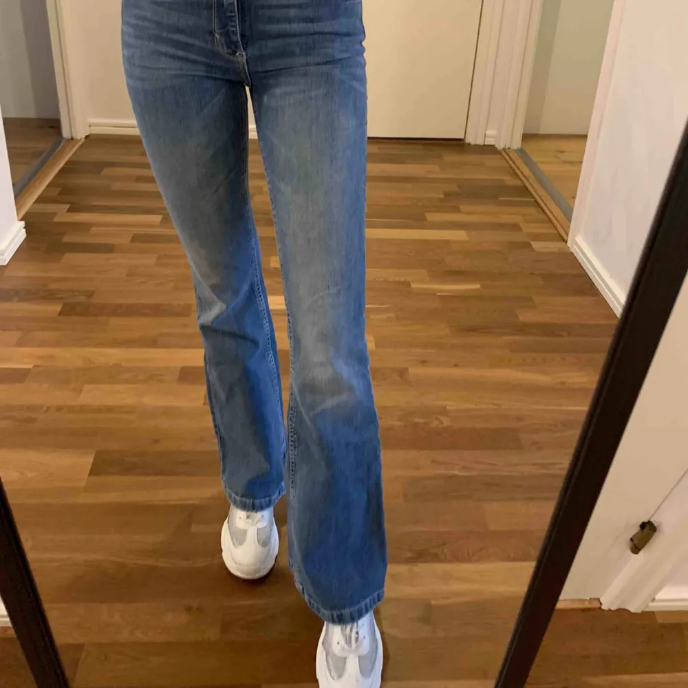 Ett par blåa bootcut jeans som är i bra skick! Lagom långa i benen och passar bra till alla plagg🤩 Kan skicka fler bilder om det behövs och köparen står för frakt.. Jeans & Byxor.