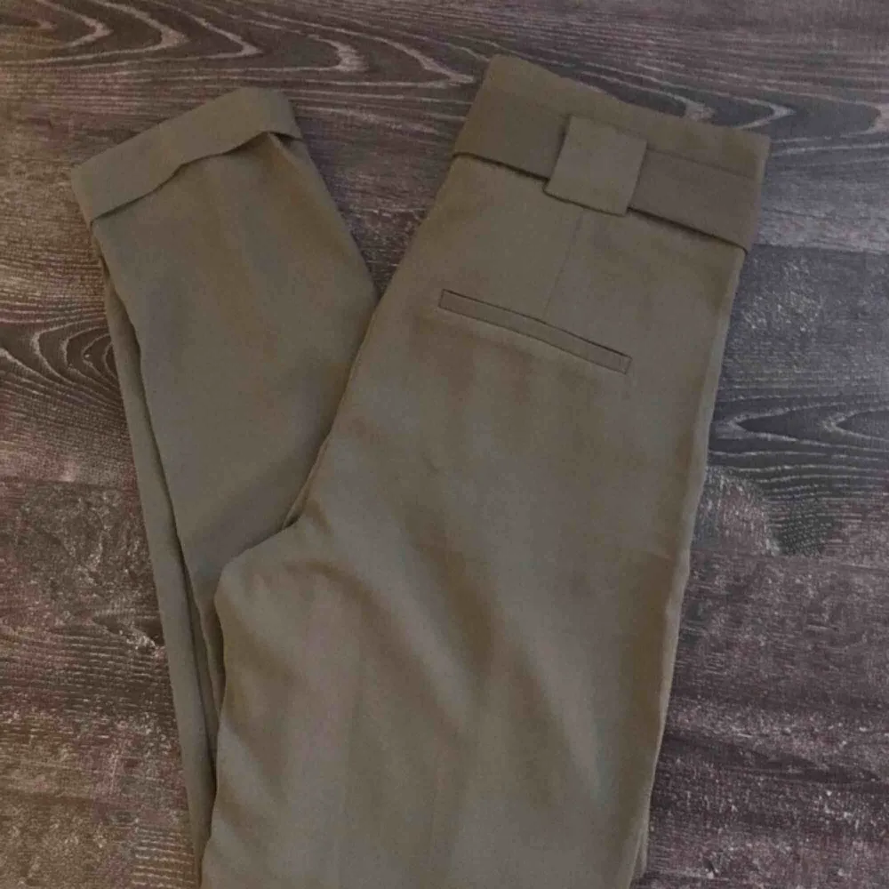 Gröna byxor från Gina Tricot. Tror dom finns på hemsidan just nu. Strl 34. Pris: 100 kr. Jeans & Byxor.
