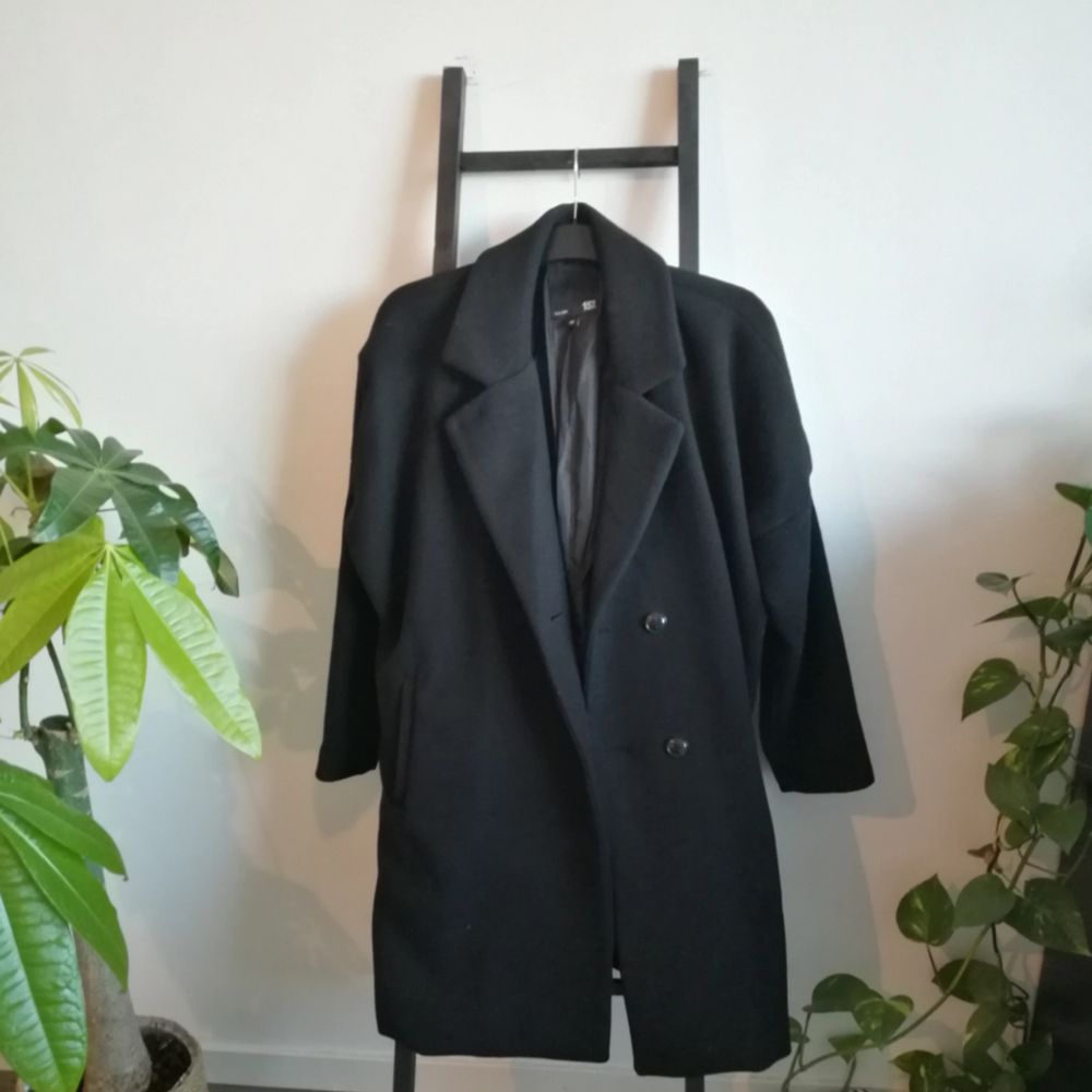 Klassisk svart kappa från Lager 157! Använd ett fåtal gånger bara så i fint skick. Möts upp i Stockholm.. Jackor.