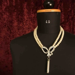  - Vi har alla skyndat oss hem med andan i halsen eller struntat i att gå ut och jogga av rädsla för att bli överfallna.  Den silvriga berlocken är egentligen en överfallsvisselpipa du blåser i om du hamnar u en hotfull situation  Frakt: 10 kronor