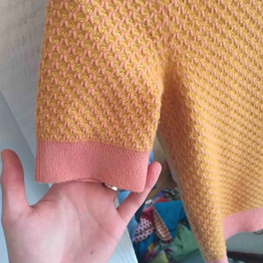 gul och rosa stickad tröja från hm! Ull! använd 1 gång! . Toppar.