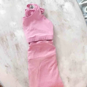  - Tränings bh + tränings tights för 100 kr✨ Byxorna är aldrig använda och bh är sparsamt använd