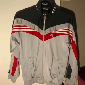  - adidasjacka i strl S men lite mer som en M. skön o snygg👊🏼möts upp i gävle annars kostar frakten ca 25kr