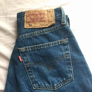  - Jättesnygga och bekväma Levis 501 med W:27 och L:34 raka ben hela vägen Köpta här på plick men tyvärr för stora för mig med strl XS