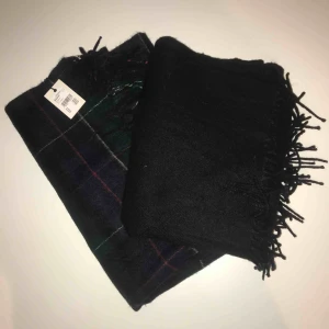  - Halsdukar båda för 100 🤩 Den svarta är använd max 5 gånger och den andra oanvänd med prislapp kvar, nypris 250 kr/styck!! Betalning via swish, fraktar mot kostnad