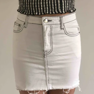  - Så fin jeanskjol från Forever 21. Vit med svarta sömmar. Tyvärr för kort för mig (180 cm)