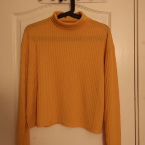  - Gul polotröja från hm. Den har bara använts 1 gång så säljer vidare. Kan hämtas i Lund eller Eslöv, annars tillkommer frakt.