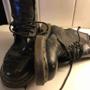 - Trevligt slitna Dr Martens i storlek 37. Kan hämtas i Uppsala eller skickas mot fraktkostnad 