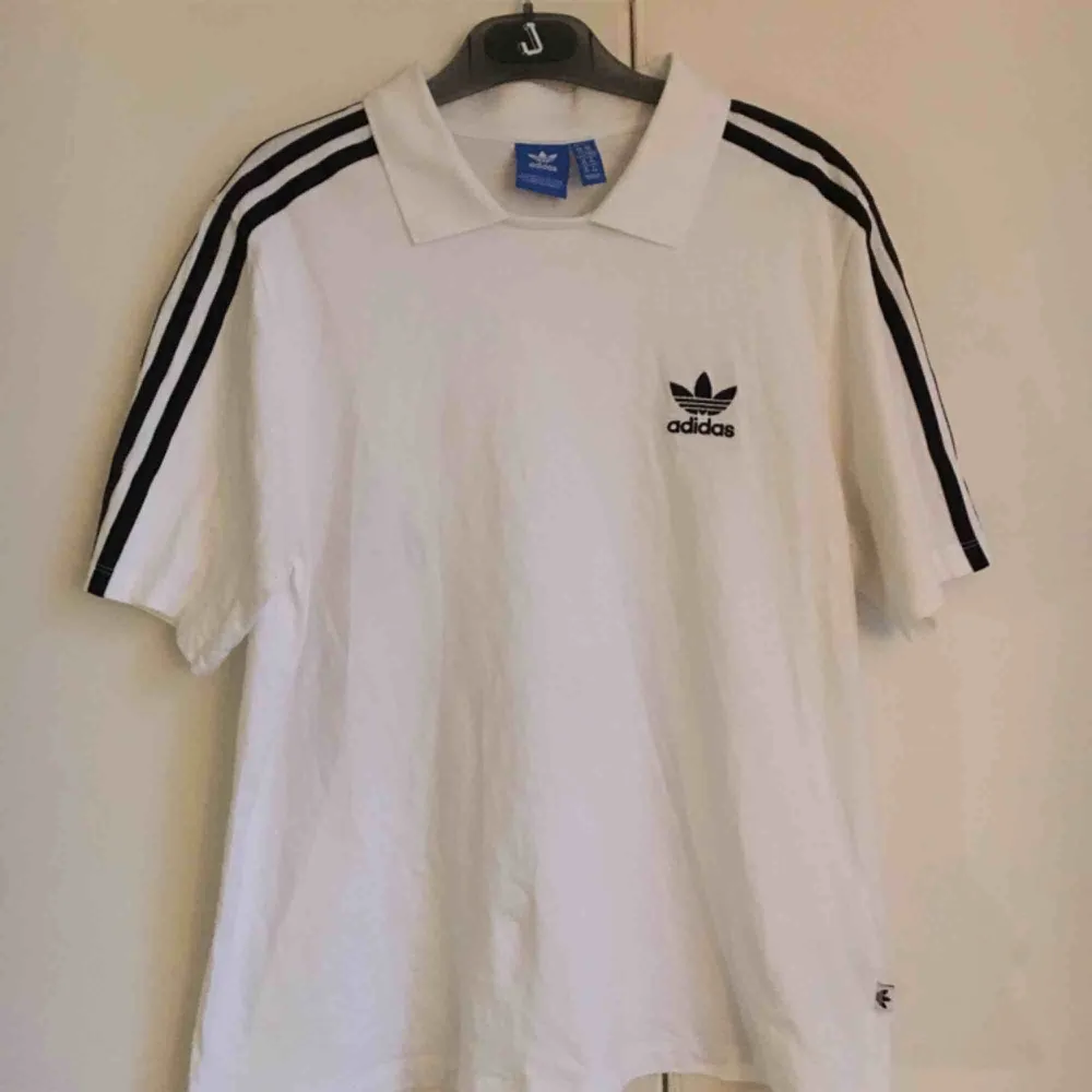 Adidas tröja köpt på Shelta, bara använd 1-2 gånger så nästan helt ny! Storlek 40 men tycker mer den känns som en M. Frakt inkluderat i priset🌸. T-shirts.