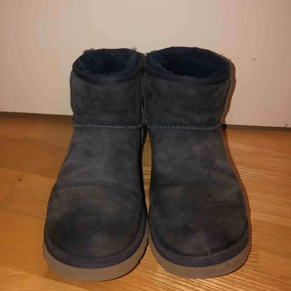 Mörkblåa, låga Ugg skor. Köpta på Mathilde i Stockholm för 2000kr. Använda och något slitna, därav det låga priset. Fortfarande väldigt användbara! Perfekt under vintertid. . Skor.