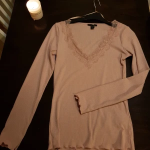  - Tröja med spets, puder rosa 😊 jätte fin, men förstor för mig   Frakt 39